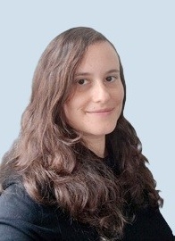 Frau mit dunkelbraunen langen Haaren