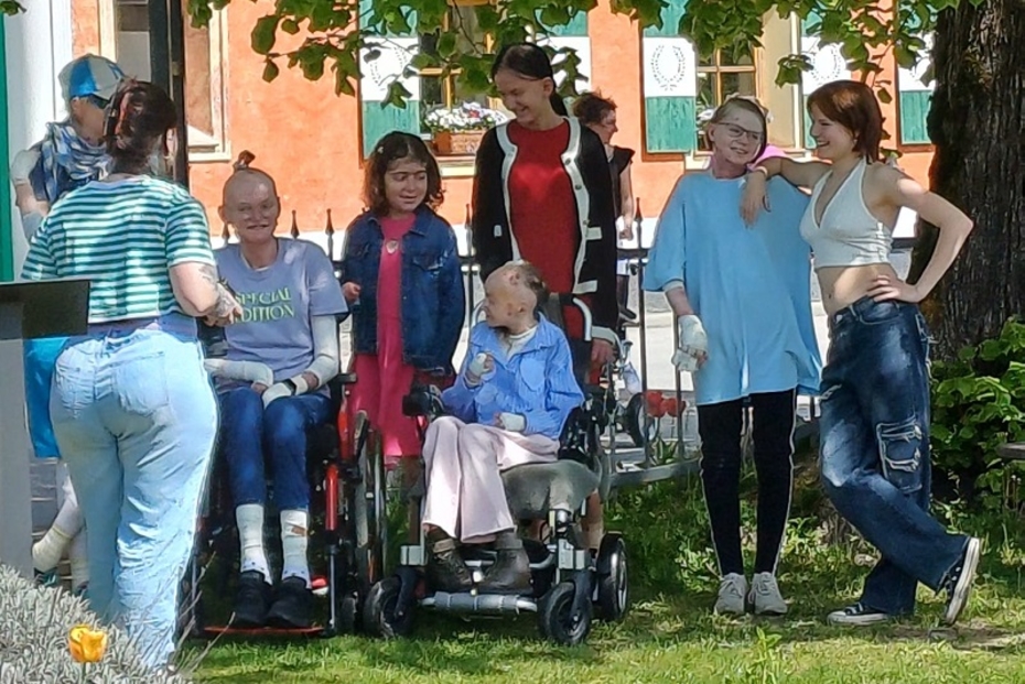 Gruppe von Schmetterlingskindern auf einer Wiese