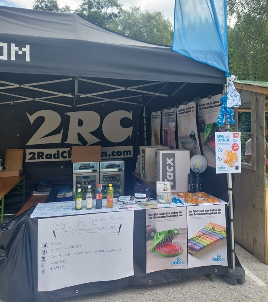 Infostand mit Beachflag, Plakaten, Snacks und Getränken
