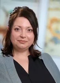 Frau mit dunklen Haaren und Aufsteckfrisur Foto L. Schedl