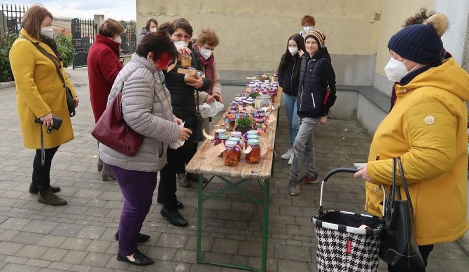 Verkaufsstand Fastensupper mit Firmlingen und Kundschaft