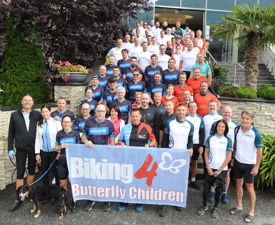 Gruppenfoto des Biking 4 Butterfly Children Teams