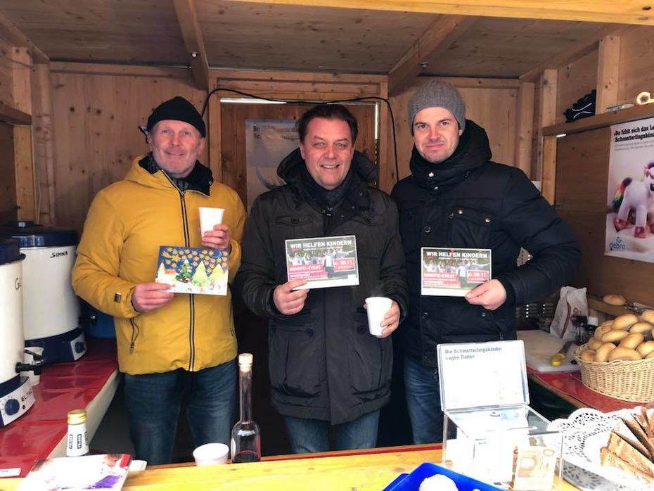 Andreas Fitzthum mit zwei Personen in der Punschhütte