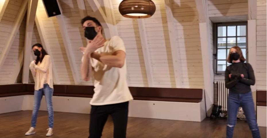 Ausschnitt Tanzvideo zwei Frauen mit EB und Luca Hänni üben Tanzschritte