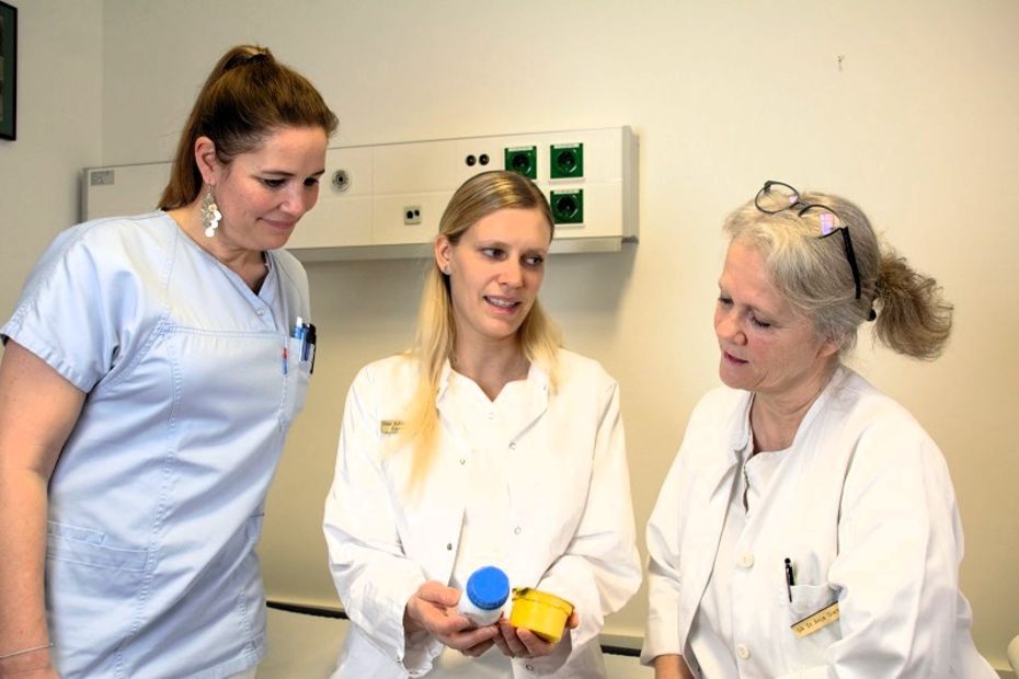 Drei Frauen in Arztkitteln unterhalten sich