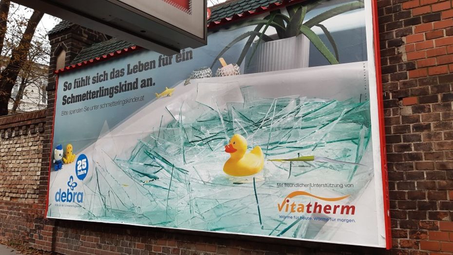 Plakat mit dem Kampagnensujet Badewanne in U-Bahnstation Wien