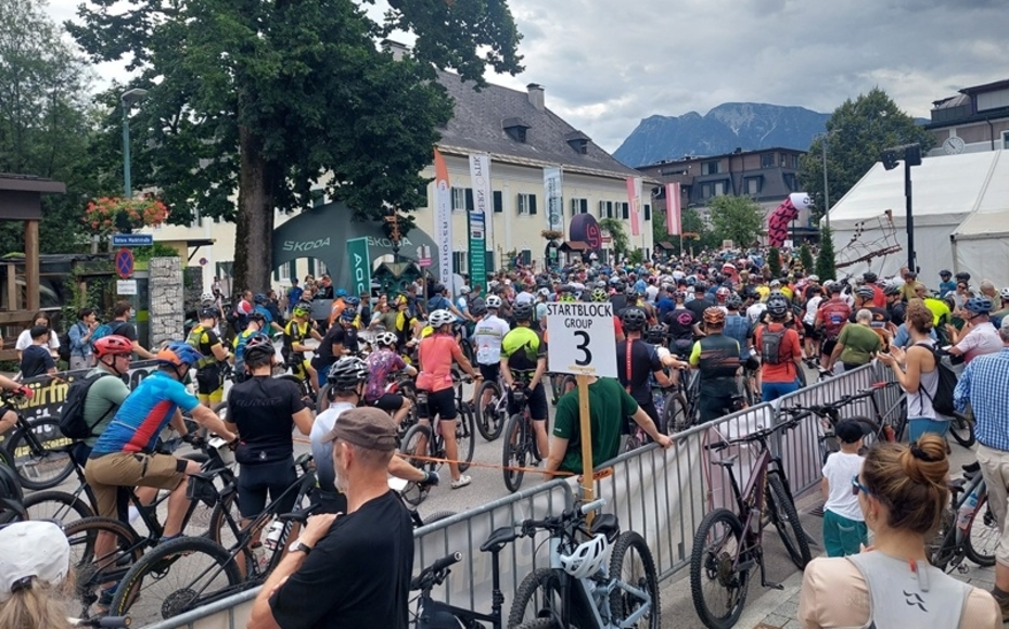 Viele MountainbikerInnen am Start der Salzkammergut Trophy