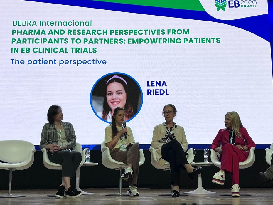 Mehrere Menschen sitzen auf einem Podium