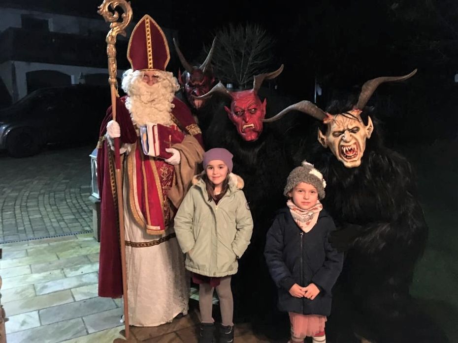 Nikolaus mit zwei Kindern und zwei Krampussen