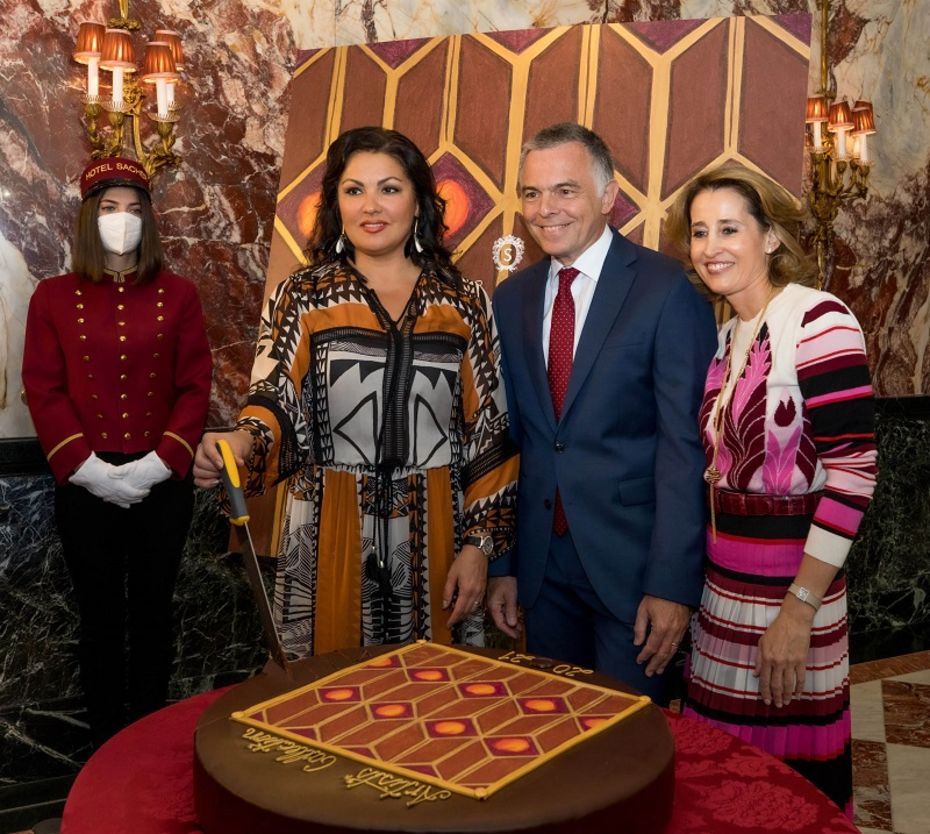 vier Personen mit Sachertorte Spezialedition