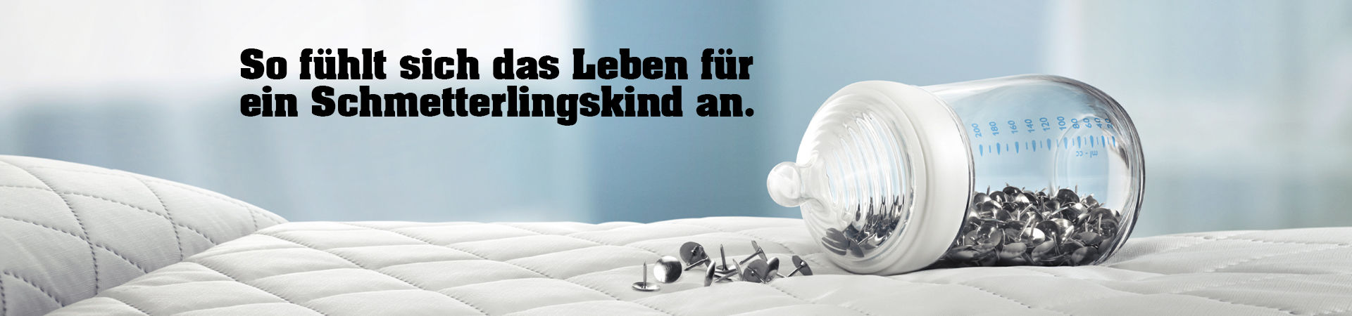 Babyfläschchen gefüllt mit Reissnägeln