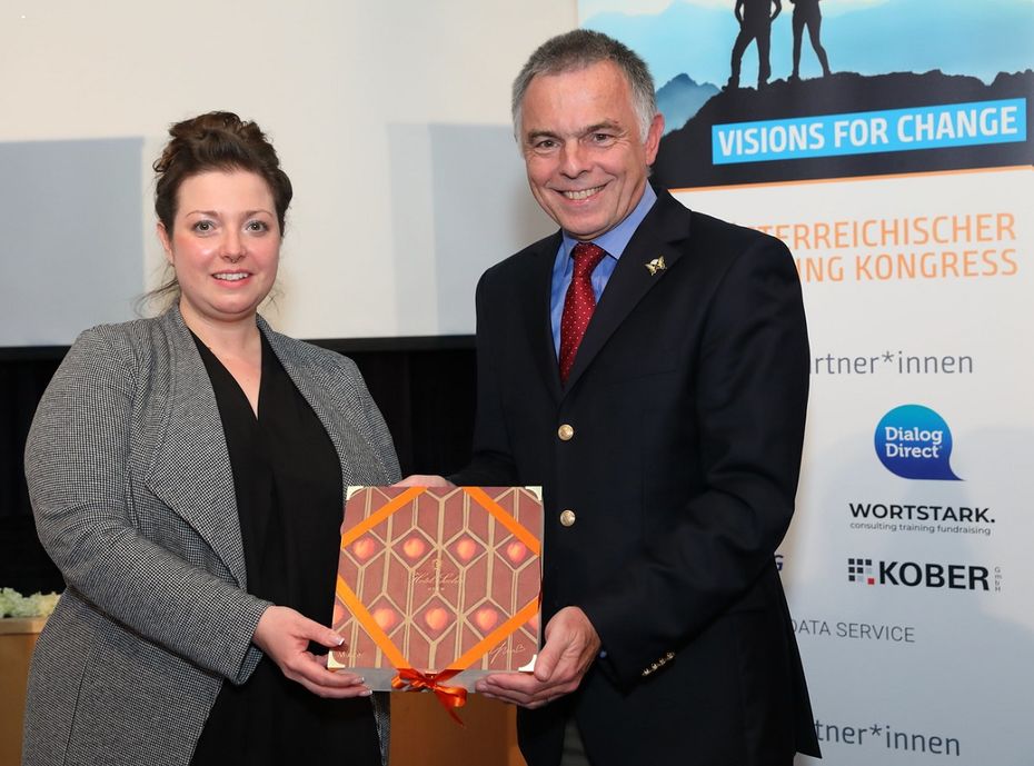 Kathrin Siegl und Rainer Riedl halten gemeinsam den Fundraising Award. Foto FVA