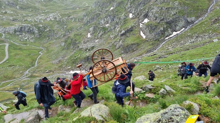 Männer ziehen einen Leiterwagen durch hochalpines Gelände. Foto Funkenzunft Gaißau