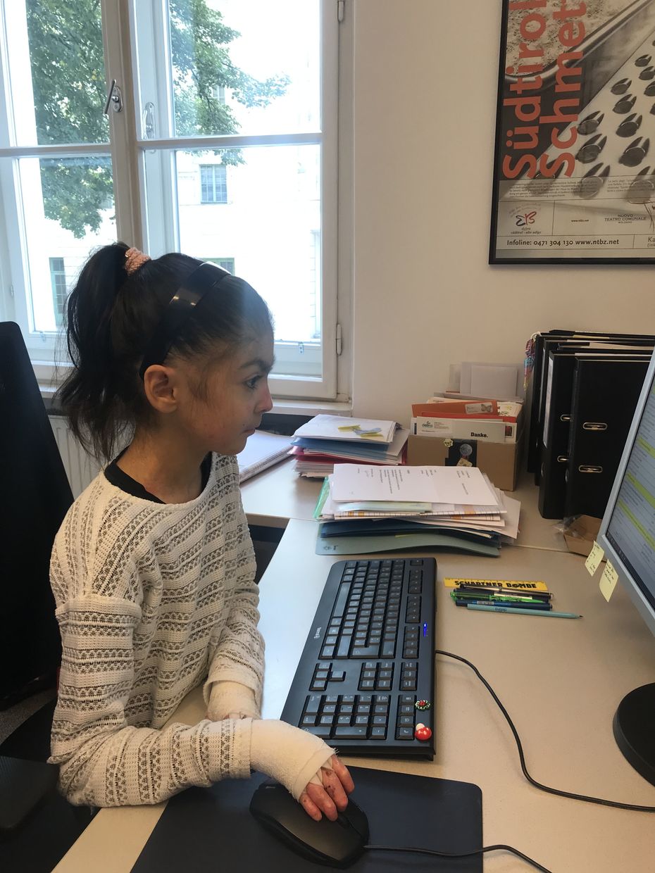 Schmetterlingskind im DEBRA Austria Büro am Computer