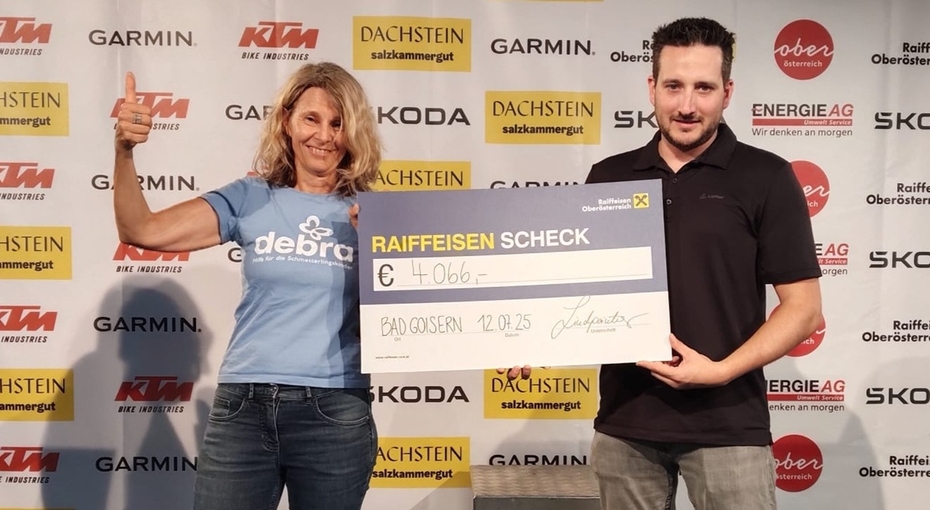 Eine Frau und ein Mann halten einen Spendenscheck