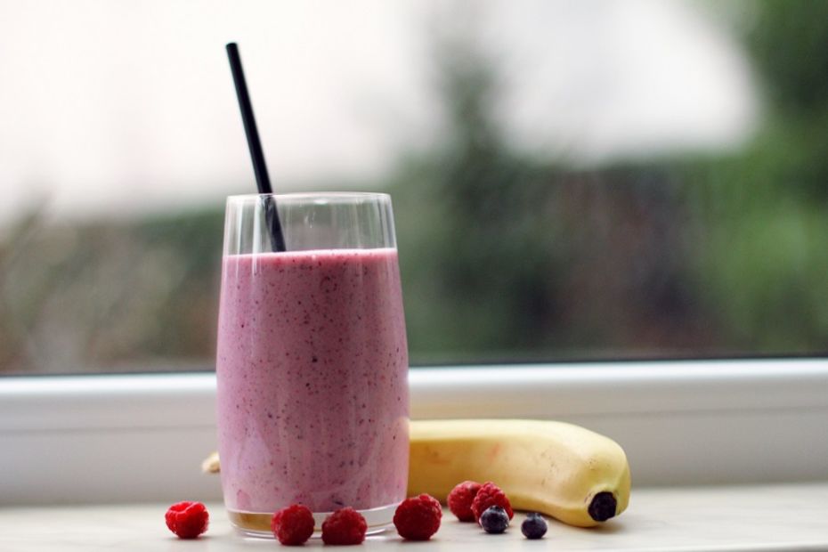 Früchtesmoothie im Glas mit Strohhalm 