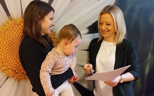 Zwei Frauen mit einem Kleinkind unterhalten sich