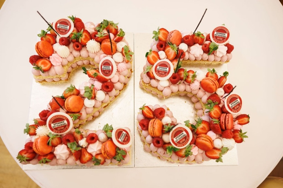 Die Zahl 25 in Form von Tomaten und Mozarellakügelchen