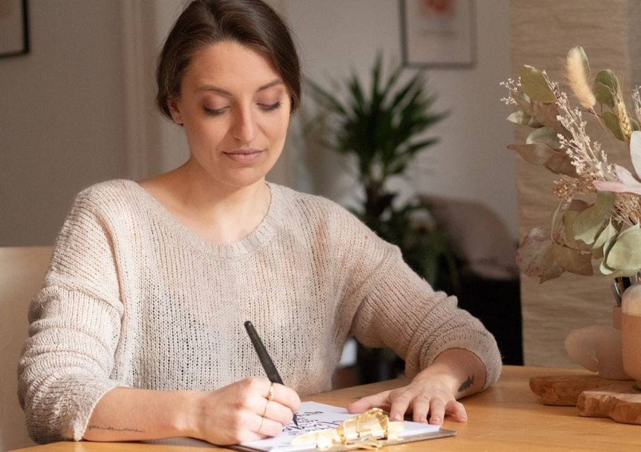 Constanze Hecht beim Gestalten ihrer Karten