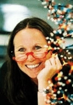 Frau mit dunklen Haaren und roter Brille