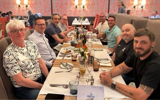 Eine Gruppe von Männern sitzt an einem gedeckten Tisch