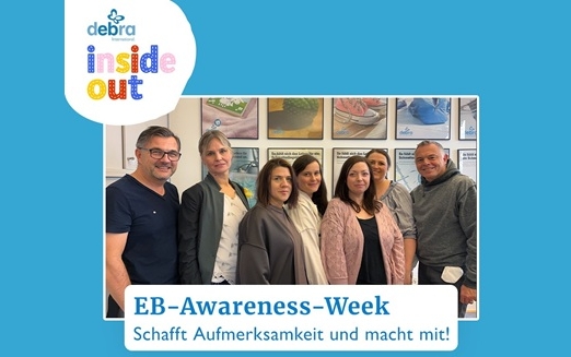 Gruppe von Menschen mit Kleidung verkehrt herum angezogen