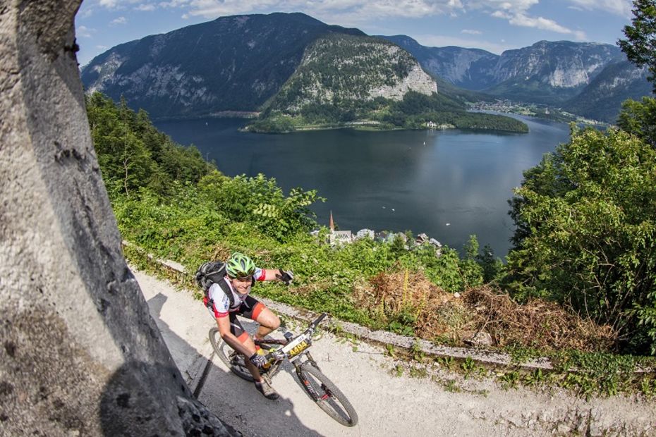 Mountainbiker auf dem Weg zum Hallstätter Salzberg. Im Hintergrund der Hallstätter See.