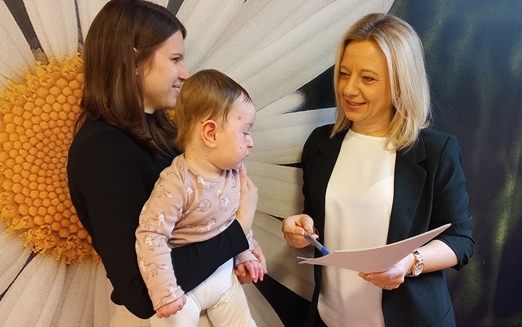 Zwei Frauen und ein Schmetterlingskind im Gespräch