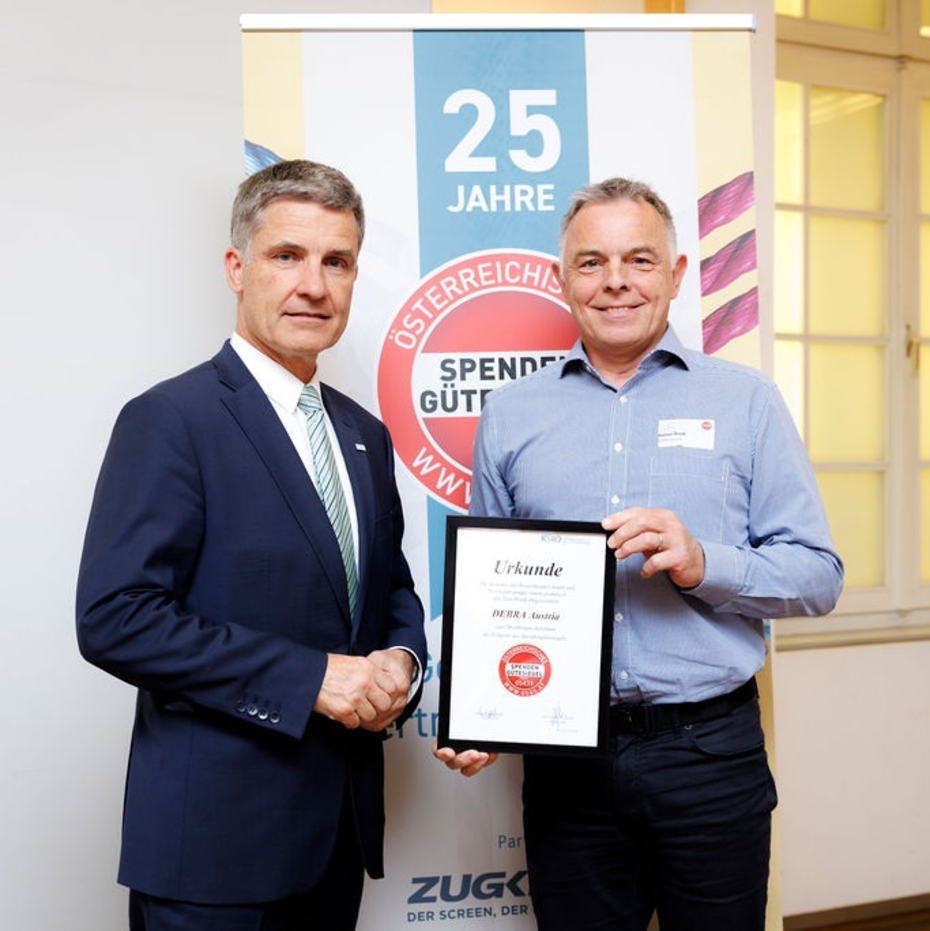 Zwei Männer halten eine Urkunde
