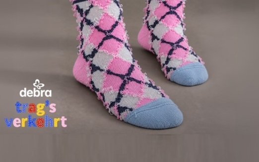 zwei Füße mit verkehrt getragenen Socken