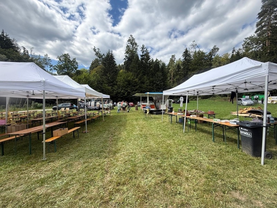 Zwei große Festzelte auf einer Wiese