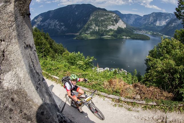Mountainbiker auf schmalem steilen Pfad oberhalb des Hallstätter Sees