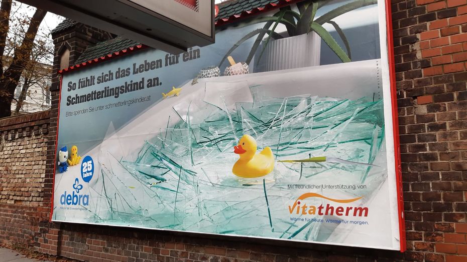 Plakat mit dem Jubiläumssujet Badewanne in U-Bahn Haltestelle in Wien