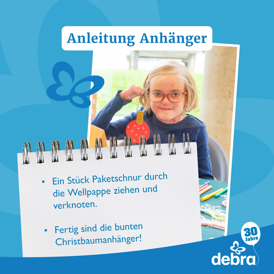 Schmetterlingskind hält eine rote Papierkugel in der Hand