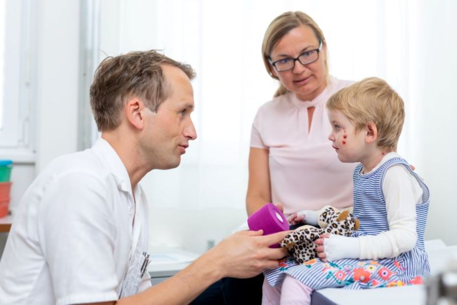 Schmetterlingskind mit Arzt und Mutter im EB-Haus