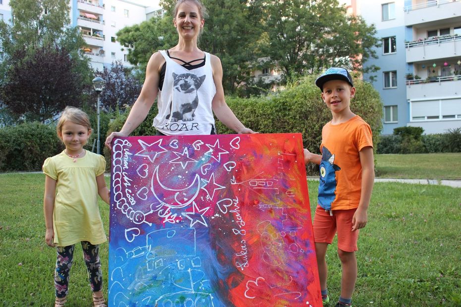 (c) Talal Mortda Manuela Amon mit zwei Kindern und ihrem Kunstwerk im Hof eines Gemeindebaus in Simmering.