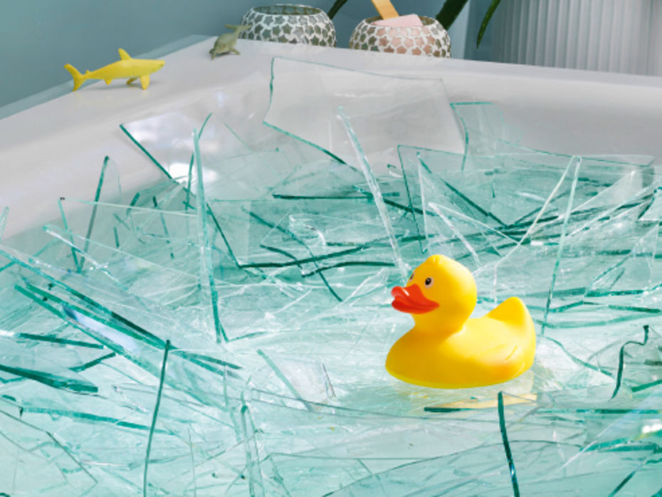 Badewanne gefüllt mit Glasscherben