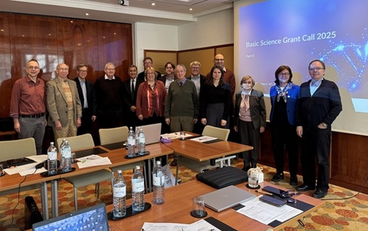 Gruppe von Männern und Frauen in einem Besprechungsraum