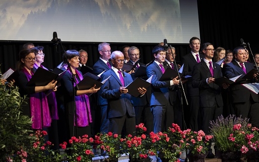 Menschen singen in einem Chor