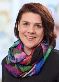 Portrait einer Frau mit kurzen dunklen Haaren