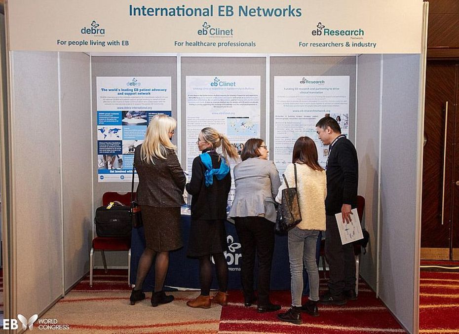 (c) EBWorldcongress DEBRA Austria Infostand mit interessierten Menschen im Vordergrund
