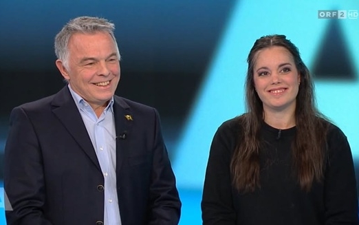 Ein Mann und eine Frau lächeln in die Kamera