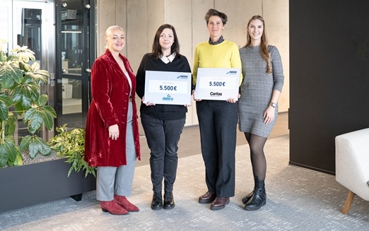 4 Frauen halten zwei Spendenschecks