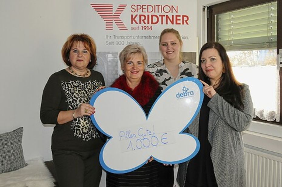 Mitarbeiterinnen von Spediton Kridtner und Kathrin Siegl von DEBRA bei der Scheckübergabe
