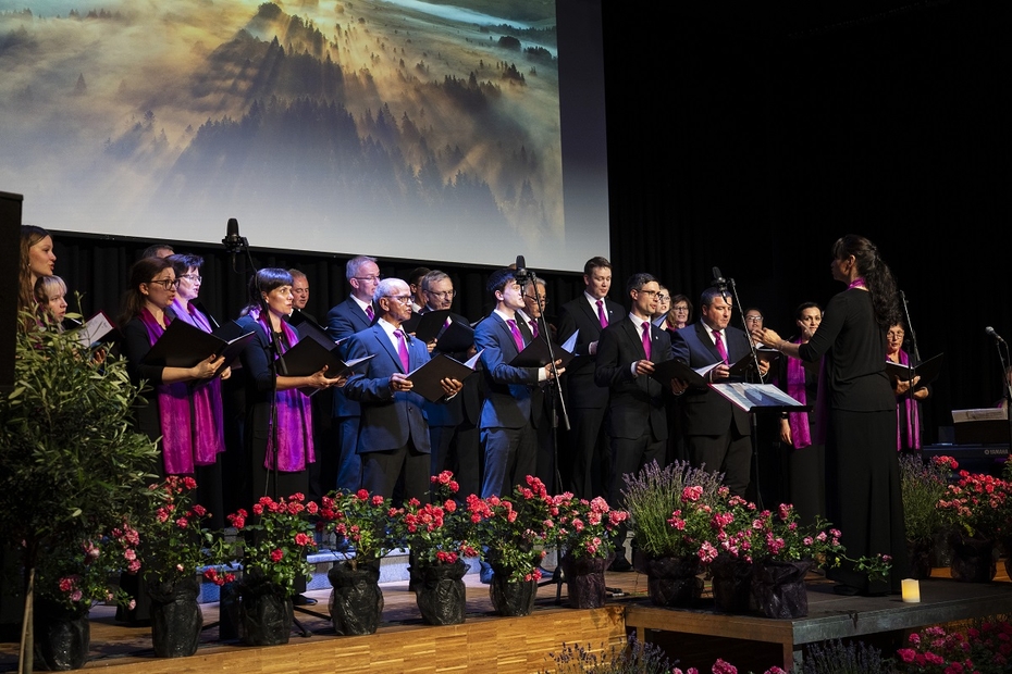 Menschen singen in einem Chor
