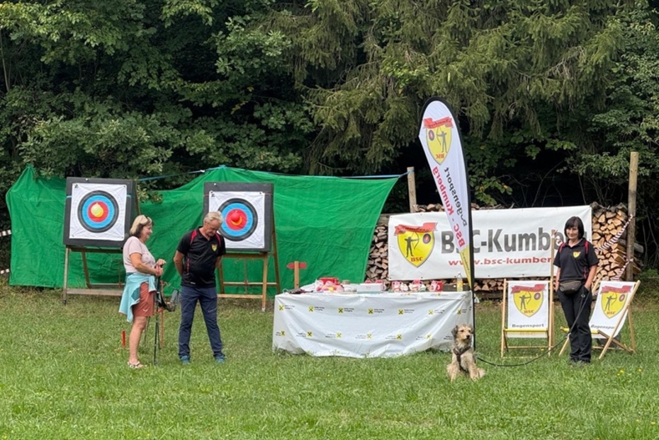 Ein Stand, wo Bogenschießen angeboten wird, auf einer Wiese
