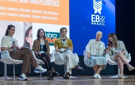 mehrerer junge Menschen mit EB sitzen auf einer Bühne für eine Podiumsdiskussion