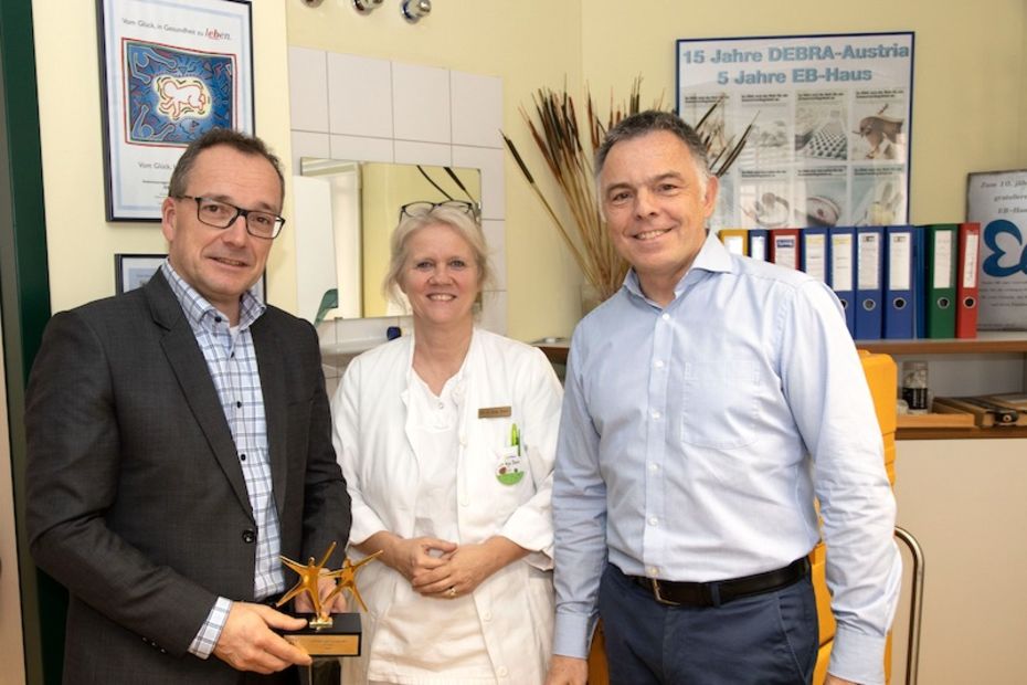 (c) DEBRA Austria Prof. Johannes Bauer, Dr. Anja Diem und Dr. Rainer Riedl mit dem Black Pearl Award