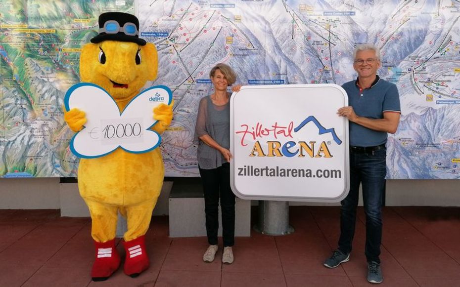 Maskottchen Funty, Britta Schwarz und Franz Kranebitter halten zwei Spendenschecks