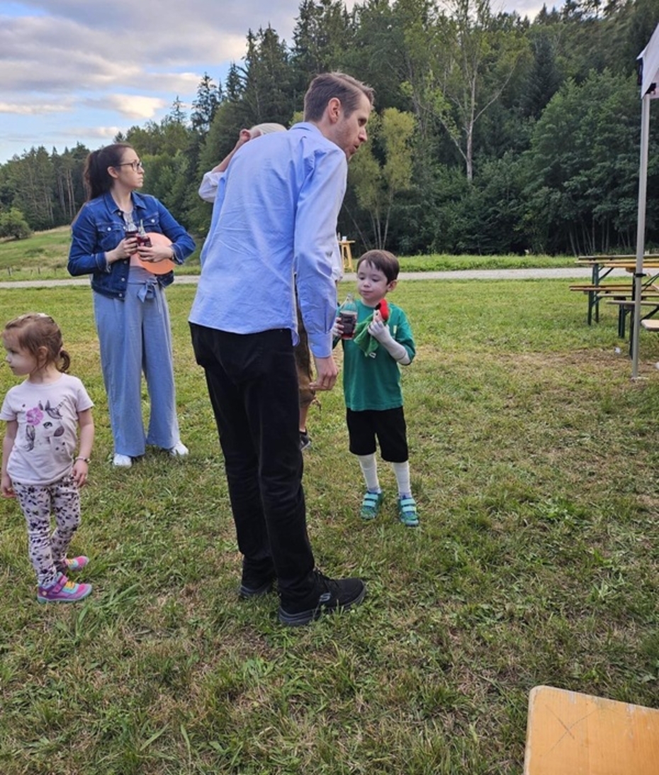 Familie mit einem Schmetterlingskind auf einer Wiese
